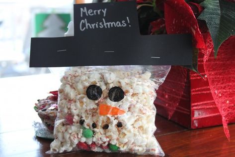 Preschool Christmas Treat, Popcorn Snowman, Christmas Fayre Ideas, Class Christmas Gifts, Kids Food Crafts, Christmas Popcorn, Christmas Party Crafts, Kid Snacks, Christmas Craft Fair