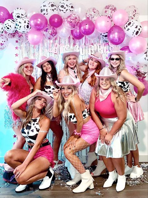 Cow Balloon Garland, Creative Birthday Photoshoot Ideas, Creative Birthday Photoshoot, Cow Print Balloons, Nashville Bachelorette Party Outfit, Cowgirl Bachelorette Party Outfits, Traje Cowgirl, Carnaval Outfit, Theme Carnaval