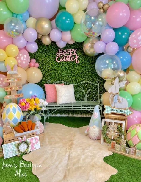 Easter Bunny Picture Backdrop Ideas, Easter Ballons Arch, Easter Diy Backdrops, Easter Bunny Pictures Backdrop, Easter Decorations Outdoor Party, Easter Set Up, Easter Photobooth Ideas, Easter Bunny Photoshoot Ideas, Easter Backgrounds Photography