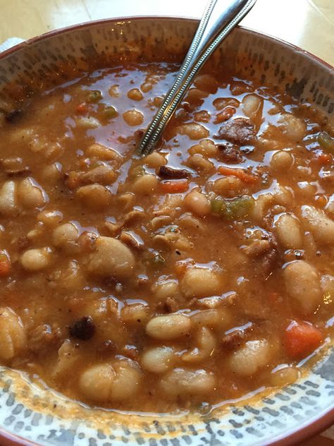 PIONEER WOMAN'S BEAN WITH BACON SOUP Ree Drummond Bean And Bacon Soup, Bean With Bacon Soup Crockpot, Pioneer Woman Soup Recipes, Pioneer Woman Soups, Bean With Bacon Soup, Pinto Bean Soup Recipes, Lima Bean Soup, Bacon Soup Recipes, Pinto Bean Soup