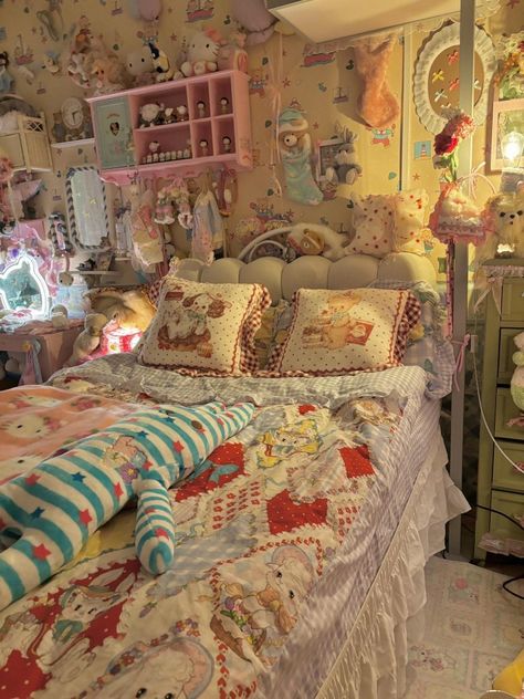 Twee Aesthetic Bedroom, Juminocore Room Decor, Twee Bedrooms, Juminocore Bedroom, Juminocore Room, Colorful Room Aesthetic, Quirky Bedroom, Childhood Bedroom, Pinterest Room Decor