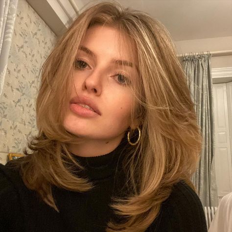 22 Cuts With Choppy Layers That Fuse Beauty And Function Lob Haircut With Layers And Curtain Bangs, Right Part Hair Hairstyles, Short Layers Women Haircut, Square Jaw Short Hair, Short And Layered Hair, Shorter Womens Haircuts, Trending Mid Length Haircuts, Old Money Straight Hair, Black Turtle Neck Sweater Outfit Women