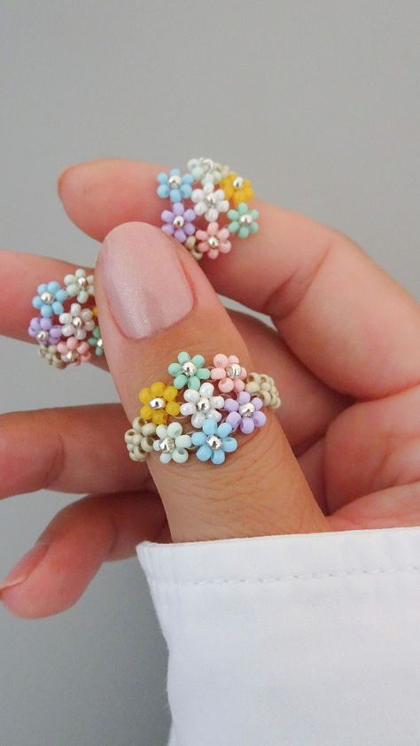 Tutorial in my YouTube channel link in bio.Beaded flower ring 🌸 | Instagram Flower Seed Bead Ring Tutorial, Beaded Flower Jewelry, Beaded Ring Patterns, Bead Flower Ring Tutorial, Beaded Rings Ideas, Beaded Flowers Patterns Tutorials, Bead Rings Diy, Flower Ring Beads, Seed Bead Rings Tutorial