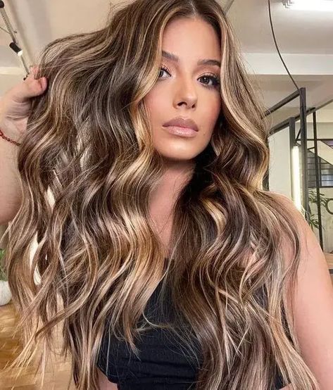 Pelo castaño con reflejos miel Beach Waves Hair, Waves Hair, Brunette Hair With Highlights, Beach Wave Hair, Brown Hair Balayage, Hair Shades, Hair Color And Cut, Brown Hair With Highlights, Summer Hair Color