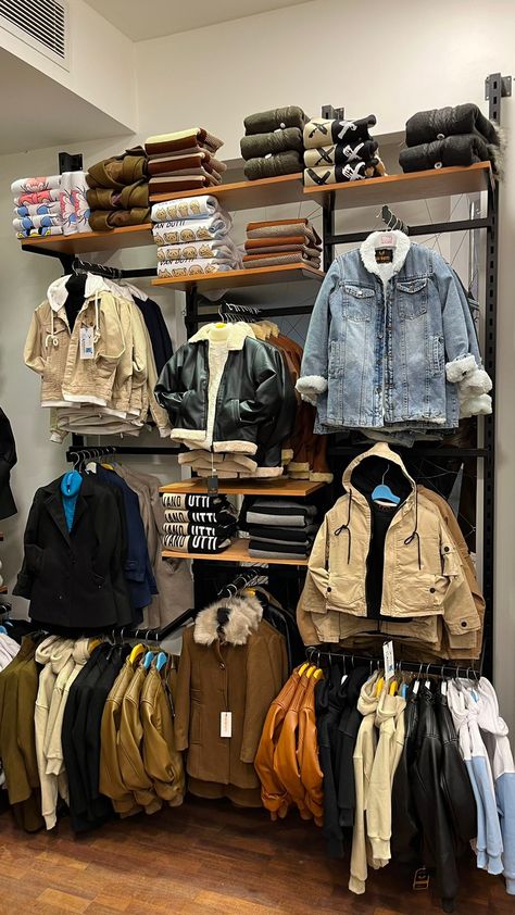 Visual Merchandising Ideas Clothing Store Displays, Visual Merchandising Fashion, Bus Ideas, Clothing Store Displays, Clothing Store Design, Arrow Tattoos, Store Displays, Shop Interiors, Men Fashion Casual Outfits