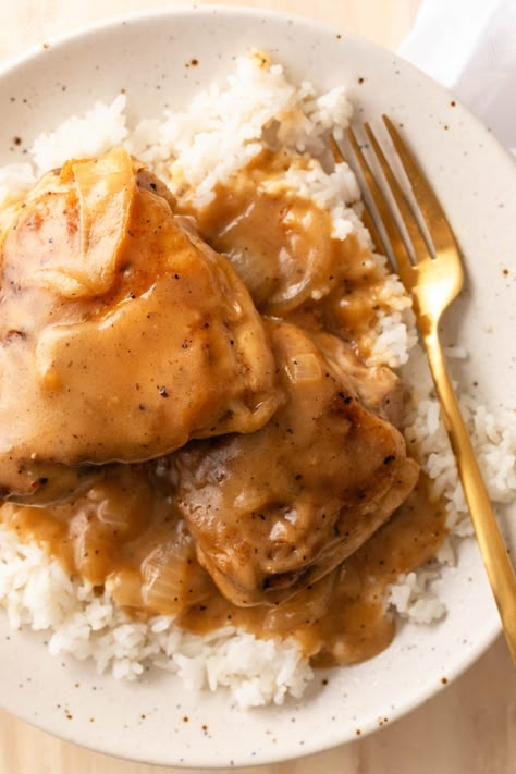 Smothered Chicken Thighs with Gravy and Rice Best Smothered Chicken Recipe, Chicken Thighs With Gravy, Cajun Dessert Recipes, Chicken Rice And Gravy, Gravy And Rice, Smothered Chicken Thighs, Southern Smothered Chicken, Chicken Thigh And Rice Recipe, Smothered Chicken Recipe