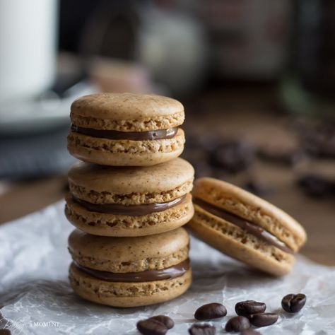 Coffee Macarons with Nutella Filling Coffee Macarons, Patisserie Paris, Nutella Filling, French Macarons Recipe, Macaron Cookies, Macaroon Recipes, Nutella Recipes, Macaron Recipe, Oreo Dessert