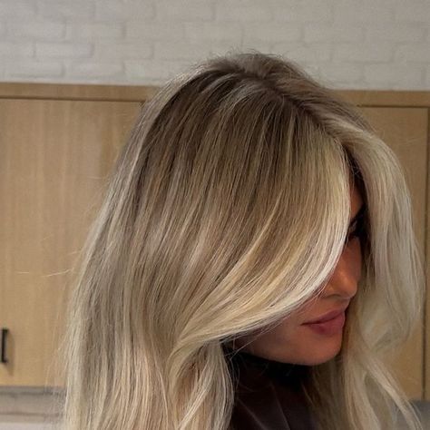 Devyn Pennell on Instagram: "3 NEW IN PERSON CLASSES FOR 2024!!!  The Braggn Blonde January 6th, 2024  @1972thesalon salon in Georgia 🫶🏼  The Braggn Bronde (SOLD OUT) March 10th, 2024 @thegallery_abeautystudio in South Carolina🫶🏼   The Braggn Brunette  May 4th, 2024 @lalumesalon in New York 🫶🏼  In 2024, I’m doing things different. Each class will be a specific technique. I’ll be teaching the Braggn blonde, Bronde, & brunette next year! Tickets will be in my bio I can’t wait to meet you next year 😊" Cool Tone Natural Blonde, Blonde Color For Brunettes, Blended Highlights With Money Piece, Blonde With Roots Showing, Fall Blonde Dark Roots, Blonde Brown Hair Ideas, Blonde Balayage Blowout, Money Piece With Babylights, 2024 Hair Inspiration