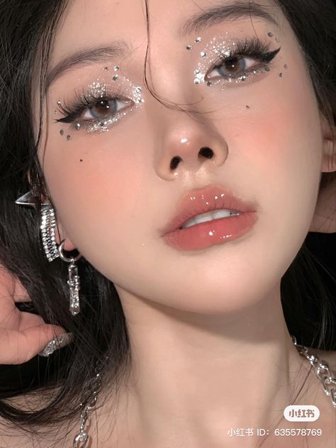 Cool Douyin Makeup, Douyin Rhinestone Makeup, Cute Sparkly Makeup, Douyin Birthday Makeup, Douyin Makeup For Hooded Eyes, Make Up With Rhinestone, Prom Makeup Sparkly, Black Rave Makeup, Kpop Stage Makeup