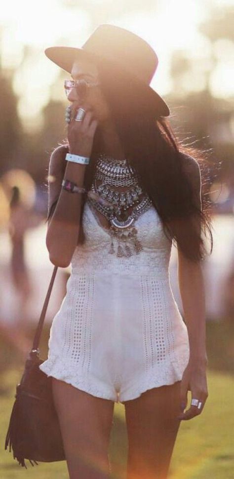 Boho Necklace + Fringe Bag + Crochet Romper - Coachella Style Festival Fashion Kos, Look Da Festival, Moda Coachella, Style Nomade, Look Hippie Chic, Look Boho Chic, Moda Hippie, Boho Mode, Hippie Stil