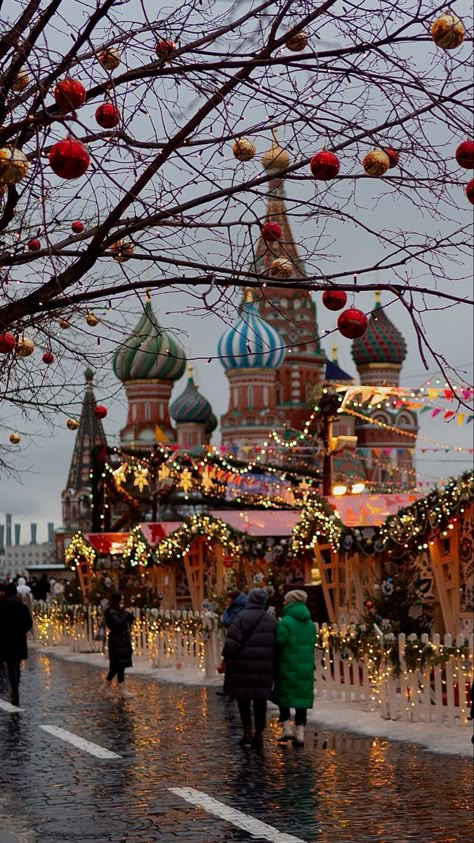 Russian Family Aesthetic, Moscow In Winter, Russian Christmas Aesthetic, Rusia Aesthetic, Christmas In Moscow, Christmas In Russia, Moscow Russia Travel, Moscow Cathedral, Christmas Vacation Ideas