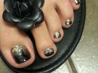 Black Gold Pedicure Ideas, Black And Gold Toenails, Black And Gold Toe Nail Designs, Black Gold Pedicure, Black And Gold Pedicure, Black Toenails With Glitter, Black And Silver Pedicure, Black And Gold Toe Nails, Black And Gold Pedicure Toenails