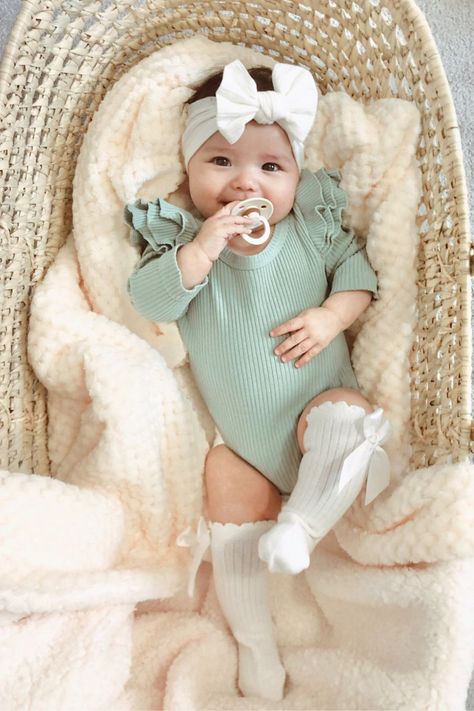 Twin Baby Girls Newborns, Cute Babies Pictures, Cute Newborn Baby Girl Outfits, Baby Style Girl, Baby Cute Pictures, Newborn Outfits Girl, Baby Outfits Girl, Baby Fashion Girl, Vintage Baby Girl Clothes