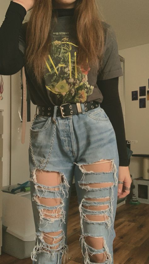 Soft E-girl Outfits, Egirl Astethic, Grunge Outfits With Jeans, 90s Grunge Aesthetic Outfits Women, Instagram Grunge Aesthetic Clothes, Alt Girl Aesthetic Outfits, Dark Indie Aesthetic Outfits, Egirl Style Outfits, Rock Girl Aesthetic Outfits