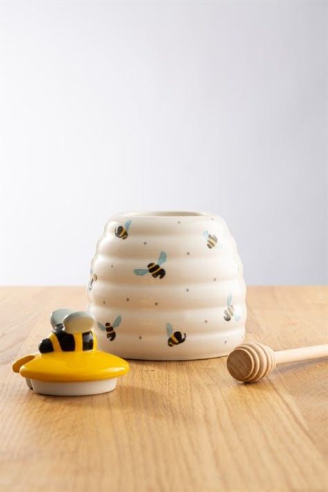 The Honey Pot, Pottery Store, Painted Clay Pots, Pottery Pot, Kitchen Jars, Bee Honey, Bumble Bees, Set Decor, Diy Pottery