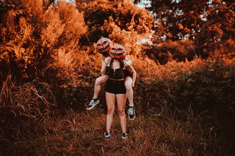 Photo by Cassie Fontenot: https://www.pexels.com/photo/women-with-curved-pumpkin-masks-standing-on-the-green-grass-13290242/ Halloween Pumpkin Head Photoshoot, Pumpkin Head Photoshoot Friends, Cute Halloween Pictures, Pumpkin Head Photoshoot, Head Photoshoot, Pumkin Carving, Pumpkin Mask, Halloween Photography, Carved Pumpkin