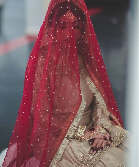 Nikkah Dupatta Ideas, Nikkah Outfit, Nikah Outfit, Indian Bridesmaid Dresses, Red Bridal Dress, Girls Clothes Patterns, Desi Wedding Dresses, Indian Bride Outfits, Golden Colour