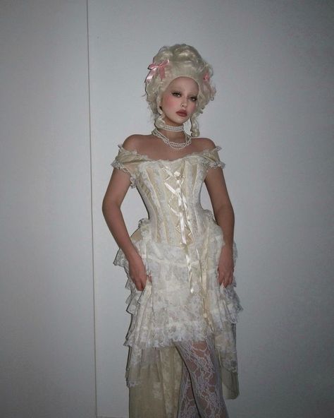 18th Century Fashion Aesthetic, Bridgeton Costumes, Glided Glamour, Marie Antoinette Photoshoot, Marie Antoinette Costume Halloween, Moulin Rouge Costumes, Marie Antoinette Costume, Marie Antoinette Dresses, Hot Halloween Outfits