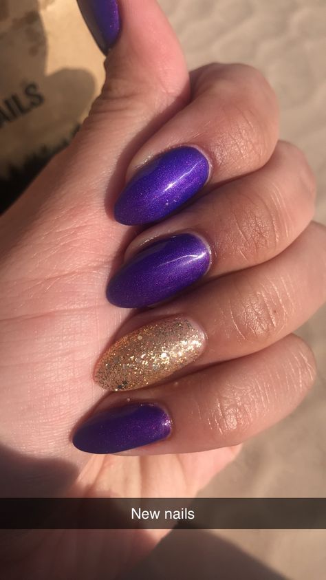 Colour changing purple with gold accent nail #acrylicnails #shallac #gelnails #colourchangingnails #purplenails #goldnails #accentnail Royal Purple And Gold Nails, Purple And Gold Acrylic Nails, Dark Purple And Gold Nails, Purple And Gold Nails Designs, Purple And Gold Nails, Gold Accent Nail, Gold Gel Nails, 17 Birthday, Gold Acrylic Nails