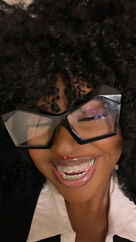 Braces Black Women, Brace Colors, Braces Colours, Braces Colors Combinations, Braces Ideas, Green Braces, Braces Colors Ideas, Jewelry Teeth, Braces And Glasses