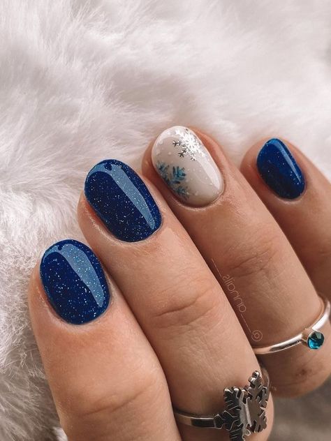 Pretty Gel Nails Winter, New Year's Nails Glitter, Short Blue Holiday Nails, Winter Designs Nails, Winter Nails 2023 Trends Blue, Winter Shellac Nail Designs, Non Traditional Holiday Nails, Christmas Shellac Nails Winter, Winter Gel Nails Designs