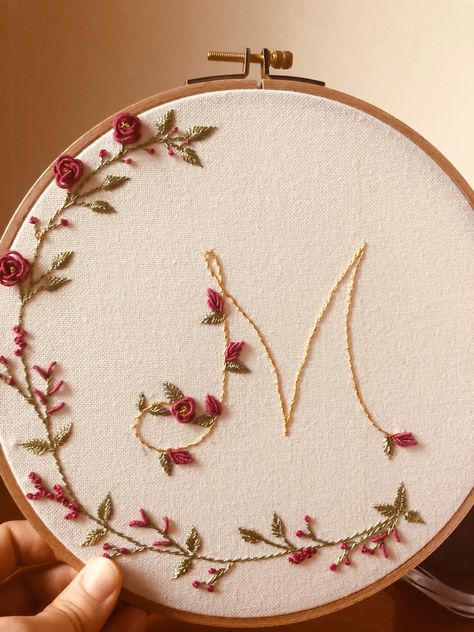 Initial Hand Embroidery, Embroidery Gifts For Him, Embroidery For Wedding, Hand Embroidery Letters, Embroidery Lettering, Crafts Homemade, Valentine Embroidery, Embroidery Hoop Crafts, Hand Embroidery Patterns Free