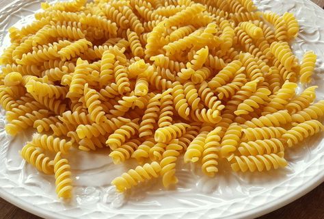 Fusilli Pasta; long, short, homemade and hollow. Most people have heard of, and probably eaten,  fusilli pasta. However, did you know there is actually a fusilli family; the traditional short spiral pasta which originally comes from Southern Italy and a long version which Italians call fusilli lunghi, plus hollow types which are called ‘bucati . Read more about fusilli on the blog. Campfire Cooking Equipment, Cooking Box, Cooking Fever, How To Cook Liver, Pasta Types, Spiral Pasta, Sports Nutritionist, Fusilli Pasta, Nutrition Sportive