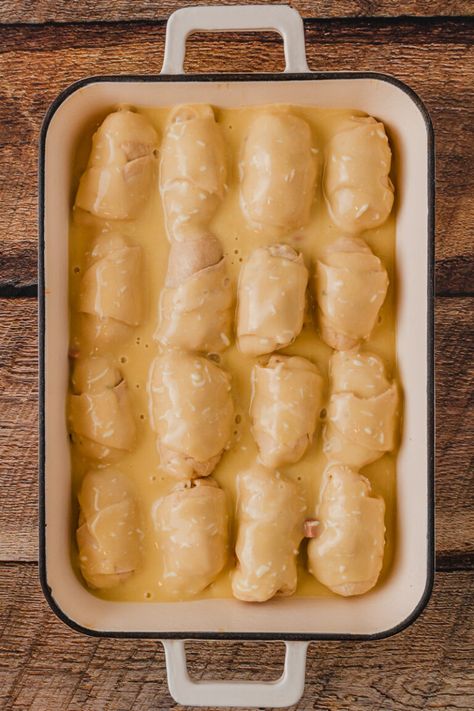 Cheesy Chicken Crescent Rolls - The Cookin Chicks Cheesy Chicken Crescent Rolls, Chicken Roll Ups Crescent, Cheesy Crescent Rolls, Crescent Roll Bake, Crescent Chicken, Costco Chicken Bake, Crescent Roll Recipes Dinner, Crescent Roll Casserole, Cheesy Rolls