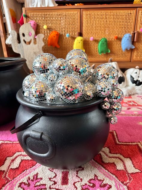 Disco Cauldron DIY! – Bohofrisco Disco Ball Witches Cauldron, Diy Mini Cauldron, Disco Halloween Decorations, Disco Ball Cauldron, Disco Cauldron, Cauldron Centerpiece, Diy Cauldron, Cauldron Pumpkin, Disco Ball Pumpkin