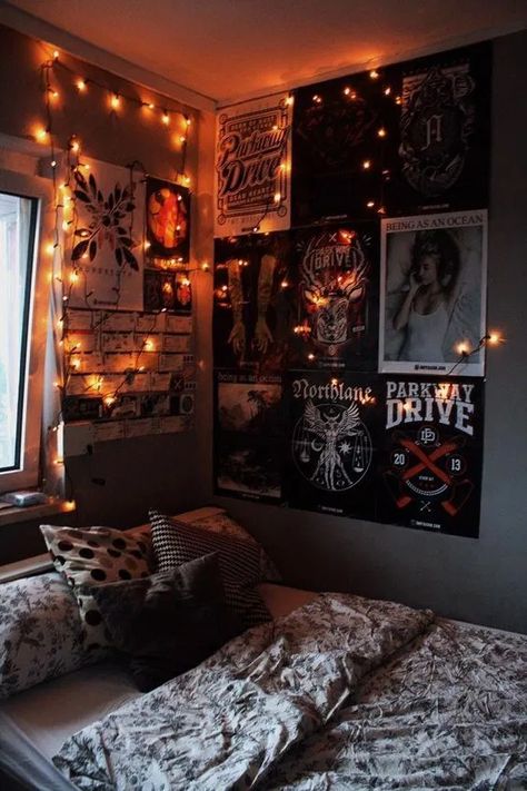 How To Give Your Dorm Room A Gothic Makeover - Society19 Dorms Decor, Grunge Bedroom, Teenage Room Decor, Halloween Bedroom, Chill Room, Decor Ikea, Hiasan Bilik, Grunge Room, Room Deco