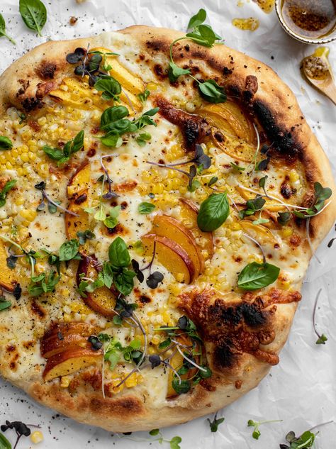 Corn Peach Pizza with Chili Garlic Sauce - Corn and Peach Pizza Pizza With Corn, Peach Pizza, Corn Pizza, Summer Pizza, Ricotta Pizza, Savoury Tarts, Pizza Vegana, Pizza Burger, Flat Breads