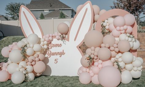 Bunny Theme Centerpieces, Rabbit Balloon Decoration, Somebunny Is On The Way, Bunny Rabbit Theme Birthday Party, Bunny Balloon Decorations, Bunny Birthday Backdrop, Some Bunny Is One Balloon Arch, Bunny Second Birthday Party, Some Bunny Is Turning One Balloon Arch