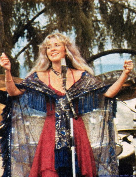 “Stevie onstage at the JFK Stadium in Philadelphia, PA - July, 1978.” Stevie Nicks Concert, Mundo Hippie, 70s Mode, Stevie Nicks Style, Mode Pop, Lindsey Buckingham, Stevie Nicks Fleetwood Mac, Mode Hippie, Hippie Man