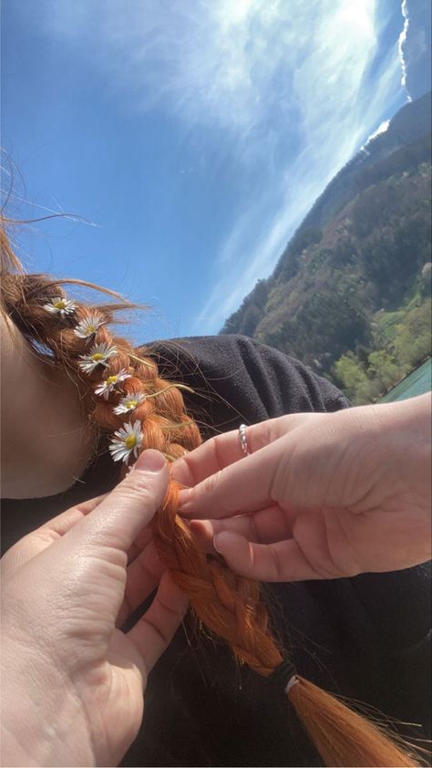 Flowers in hair🌸🫶🏻💐 #hairstyle #summerstyle #summerhairstyle #ginger #bi #summeraesthetic #aesthetic #girlfriend #couple #wattpad #hair Red Head And Blonde Couple, Austin Moon, Ginger Girls, Lily Evans, Anne Shirley, Red Head, Foto Ideas Instagram, Anne Of Green Gables, Green Gables