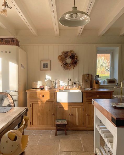 Cotswolds Cottage Kitchen, Cottage Cabinets Kitchen, Small Farmhouse Cottage Interior, Simple Cottage Kitchen, Boho Cottage Kitchen, Cute Cottage Kitchen, Cottagecore 2023, Cottage Kitchen Aesthetic, Cape Interior