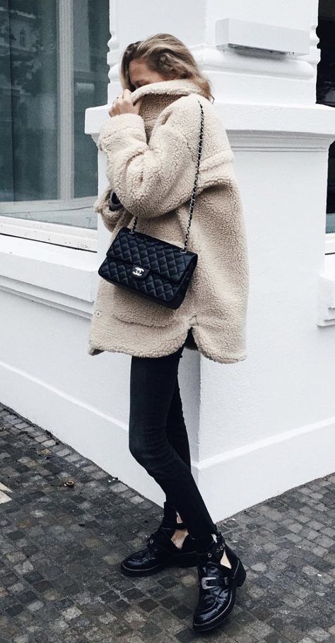 Street Style 2018, Coat Outfit, Easy Style, 50 Style, Stil Inspiration, Teddy Jacket, Black Purse, Mode Inspo, Fall Fashion Trends