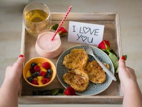 Tray Meals, Birthday Breakfast For Husband, Meals Breakfast, Romantic Breakfast, Valentines Breakfast, Breakfast Platter, Comidas Fitness, Mothers Day Breakfast, Birthday Breakfast