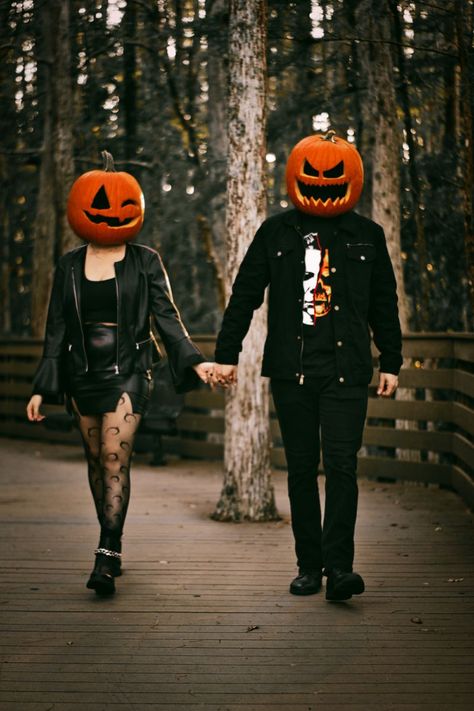 Creative Pumpkin Head Couples Photoshoot IdeasCapture the spooky season with a fun and creative pumpkin head couples photoshoot. Perfect for adding a unique twist to your Halloween memories! 🎃📸✨ #PumpkinHead #CouplesPhotoshoot #HalloweenInspiration #SpookySeason #CreativePhotography Pumpkin Walk, Pumpkin Head Photoshoot, Head Photoshoot, Pumpkin Heads, Halloween Parejas, Pumpkin Pictures, Pumpkin Photos, Halloween Photography, Cute Couple Halloween Costumes