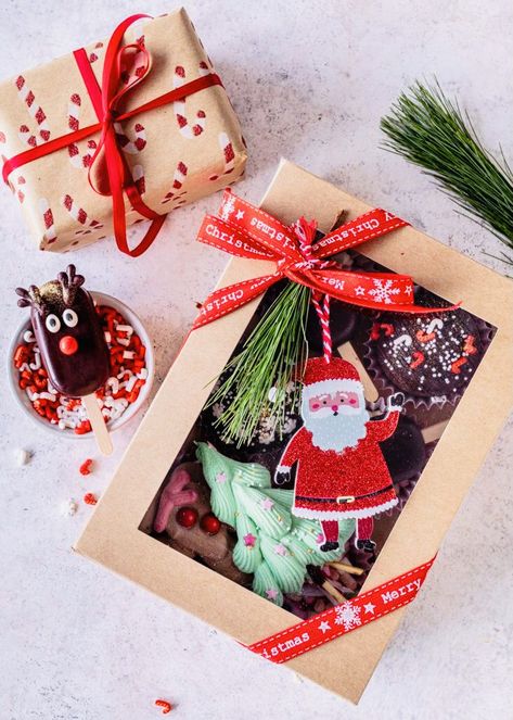 Christmas Box Dessert, Christmas Snack Box Ideas, Christmas Gift Sweets, Christmas Dessert Gift Boxes, Christmas Goodie Box Ideas, Christmas Boxes Ideas, Christmas Cookies Gift Packaging, Christmas Cookie Boxes Packaging, Christmas Box Gift Ideas