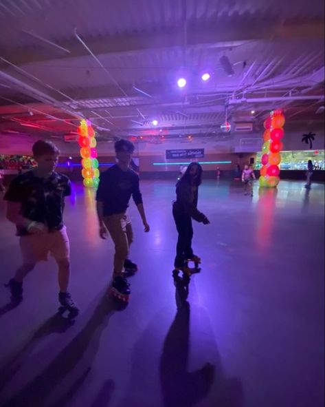 Aesthetic Roller Skating Pictures, Roller Skating With Friends, Roller Blades Aesthetic, Roller Blading Aesthetic, Roller Skate Aesthetic, Rollers Aesthetic, Rollerskate Aesthetic, Rollerblading Aesthetic, Rollerskating Aesthetic