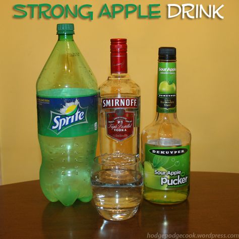 Strong Apple Drink: vodka, soda, and sour apple pucker. It's delicious! Apple Drinks Alcohol, Apple Pucker Drinks, Carmel Vodka, Vanilla Vodka Drinks, Green Apple Vodka, Sour Apple Pucker, Drink Vodka, Apple Pucker, Apple Vodka