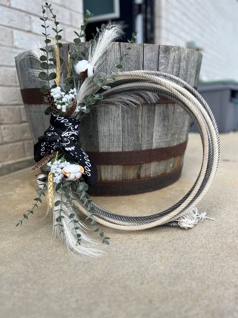 Custom lasso rope wreath made from authentic used rope. Each rope has been used, so colors will vary slightly depending on wear from use. This wreath is the perfect addition to any home and is sure to catch everyone's eye! *Each wreath's decor is handmade, so no two wreaths will be the same, but we do the best we can to recreate a particular wreath design and are open to working with custom requests!* Western Rope Wreath, Barbwire Wreath, Unique Wreath Ideas, Rope Wreath Western, Lasso Wreath, Barbed Wire Wreath, Rope Wreath Diy, Lasso Rope, Western Wreaths