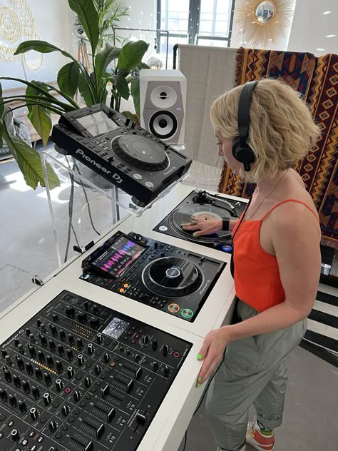 Pioneer DJ Equipment Djing Dj Equipment, Dj Astethic, Dj Setup Aesthetic, Pioneer Dj Decks, Dj Booth Decor, Dj Lessons, Dj Stage Design, Home Dj Setup, Dj Booth Design