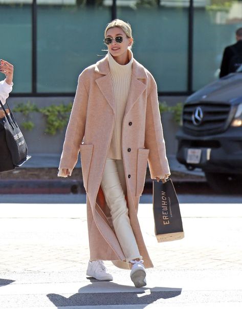 Pink Coat Outfit, Light Pink Coat, Affordable Winter Outfits, Outfit Minimalista, Hailey Bieber Street Style, Mantel Outfit, Minimalist Street Style, Mode Instagram, Chique Outfits