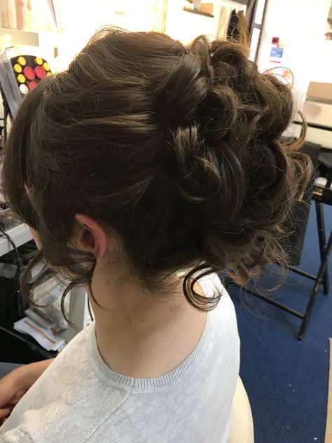 Quinceanera Hairstyles Shorthair Curly, Vintage Hollywood Hairstyles Updo, Hair Ideas Up Do, Messy Bun Updo Prom, 90s Formal Updo, Short Victorian Hair, 90s Updo Hairstyles Prom, Curly Bridesmaid Hairstyles Updo, Hairstyle For Square Neckline Dress