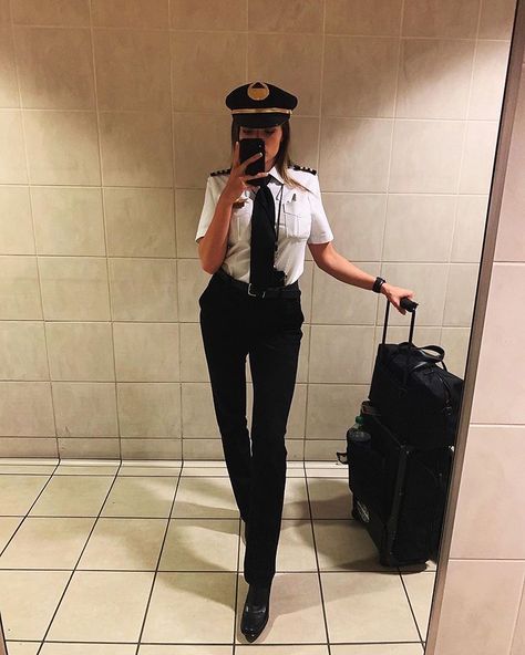 Fall Outfits With Jeans, Women Pilot, Pilot Career, Flight Girls, Pilot Uniform, Student Pilot, Fly Girls, Flight Attendant Uniform, Pilots Aviation