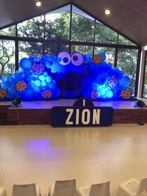 Decorations by Joana Casas Gonzales Cookie Monster Backdrop, Cookie Monster Decorations, Cookie Monster Birthday Party, Neutral Birthday, Monster Baby Showers, Baby Shower Balloon Arch, Monster Decorations, Cookie Monster Party, Cookie Monster Birthday