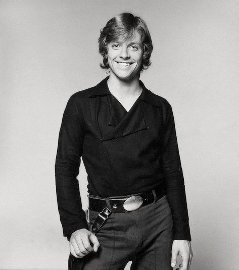 Behind the Scenes - Mark Hamill as Luke Skywalker, Star Wars Luke Skywalker Dagobah, Mark Hamill Luke Skywalker, Cleft Chin, Luke Leia, Star Wars Luke Skywalker, Chanel Boots, Star Wars Costumes, His Smile, Original Trilogy