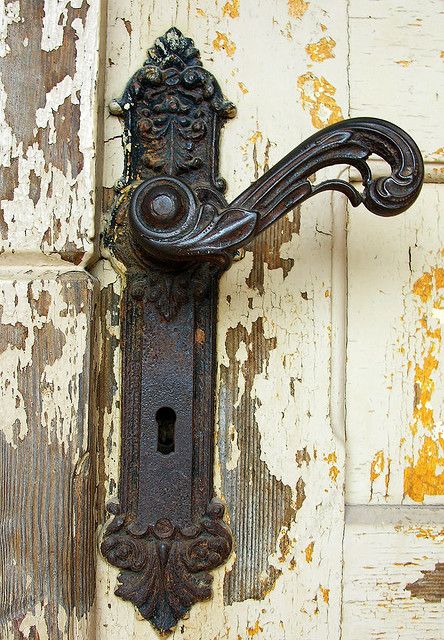 Lovely doorhandle Doors Old Vintage, Antique Door Handle, Old Door Handles, Vintage Doorknob, Vintage Door Handles, Antique Door Handles, Antique Door Knob, Vintage Door Hardware, Antique Door Knockers