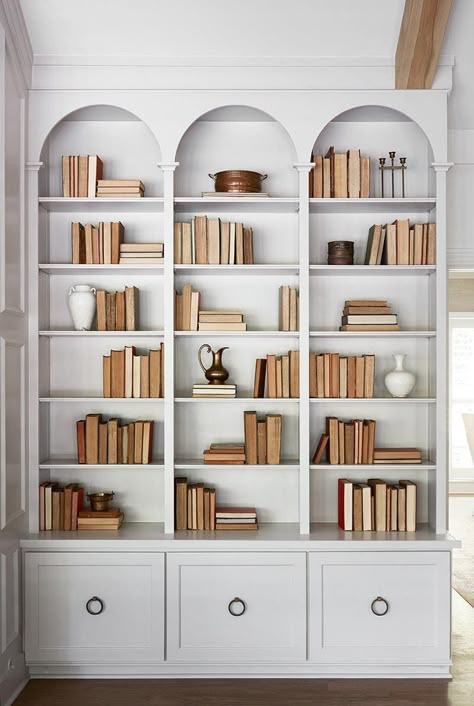 Interior Entrance, Lots Of Books, Interior Boho, Interior Design Per La Casa, Smart Tiles, Magnolia Market, Design Blogs, Decorating Shelves, Built In Bookcase